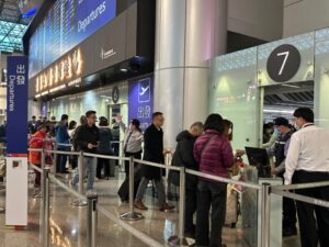 清明連假首日桃園機場旅運量預估達14.5萬人次 旅客需注意五大危險品攜帶規定