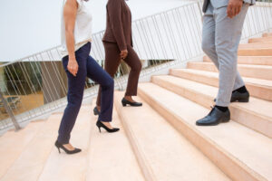 不用上健身房！快走、爬樓梯也能護心又護腦