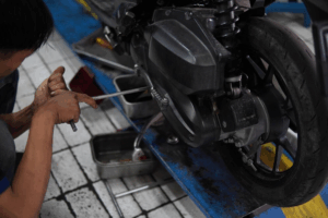 幫人解鎖收200元卻被罵黑店？車行老闆無奈：我還教你怎麼開