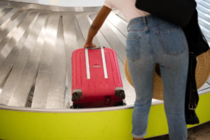 行李轉盤不是擂台！6大機場提領行李NG行為一次看，禮儀專家教你怎麼做