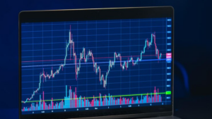 台股開盤跳水近600點！盤中硬拉回萬九　工程師：看盤看到心臟痛