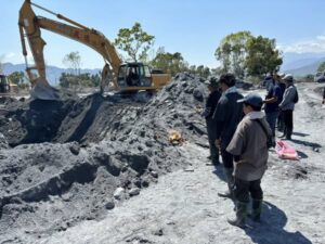 「董娘回家！」　花蓮災區尋獲砂石場老闆娘遺體　員工跪地痛哭