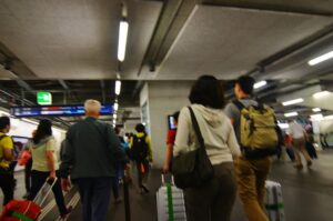 男乘客為「坐一起」機上失控　春秋航空東京飛上海班機折返全機旅客被迫機場過夜　僅獲約2千元補償