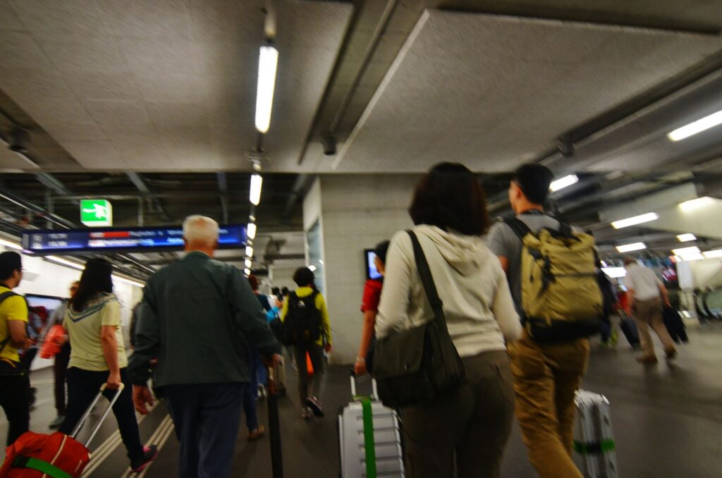 男乘客為「坐一起」機上失控　春秋航空東京飛上海班機折返全機旅客被迫機場過夜　僅獲約2千元補償