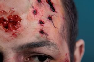 釜山木工坊驚悚意外！20歲女大生遭鋸片割傷臉頸　搶救2小時仍身亡