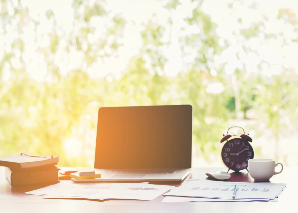 陽光下的辦公室和電腦