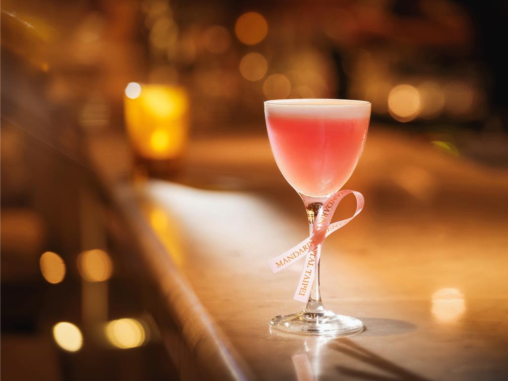 「M.O. Bar」推出「PINK Eternity」粉紅特調,向力量、希望,以及粉紅所象徵的恆久之美致意。
圖/台北文華東方酒店提供。飲酒過量,有礙健康。酒後不開車,安全有保障!