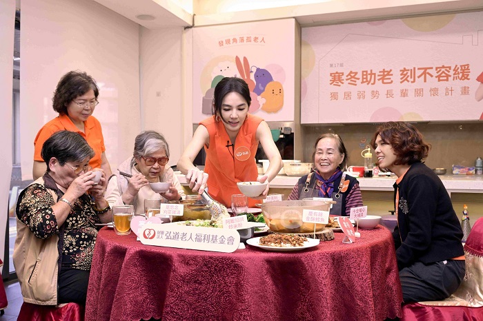 ELLA與獨居弱勢長輩一起圍爐,提早感受年節氛圍。(弘道老人福利基金會提供)