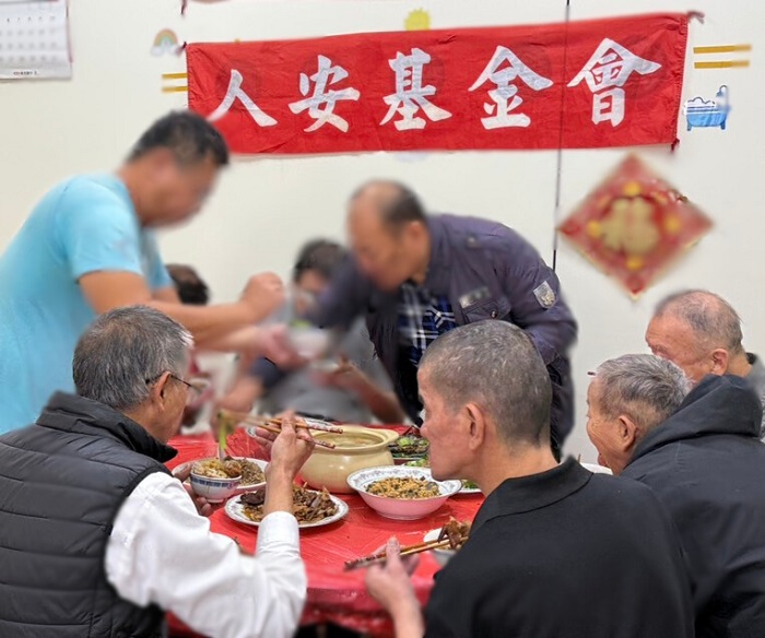人安基金會大寒前圍爐禦寒揪寒士試吃七道開運年菜。(圖/人安基金會提供)