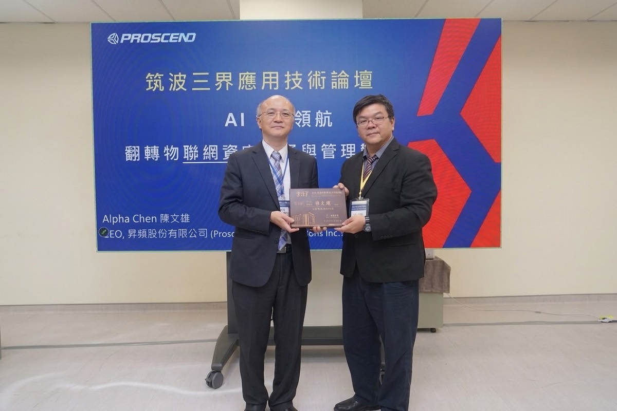 筑波攜手昇頻深化 AIoT 整合,迎向 Agentic AI 新階段。
左起昇頻執行長陳文雄、筑波科技商務發展經理李凱傑。
(圖/筑波科技提供)