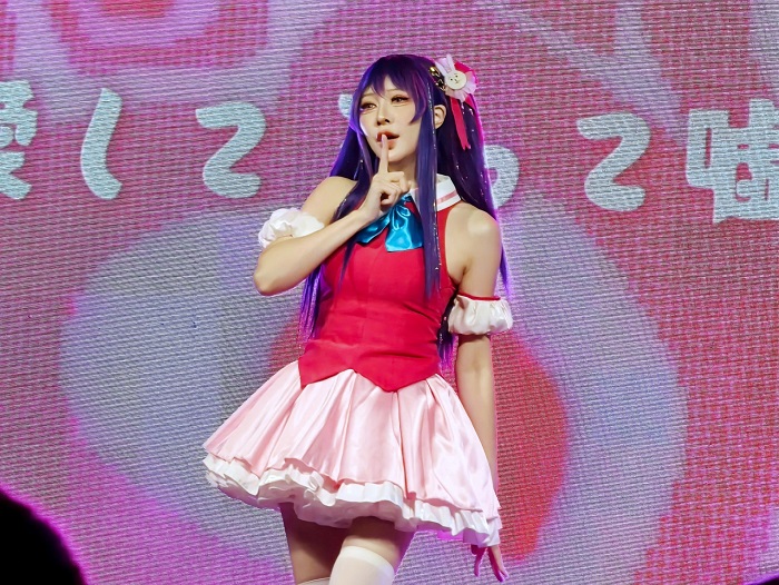 人氣Coser「玄子 Genko」以角色扮演結合舞蹈與互動揭開舞台演出序幕,舞台下也親自參與體驗及闖關。(圖/林冠伶攝)