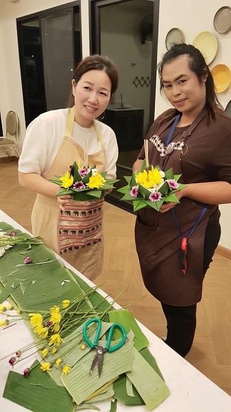 長榮旅行社總經理徐若婷體驗親手做水燈。。(圖/長榮旅行社提供)